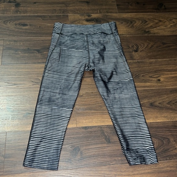 Under Armour women's black and gray sports Capri leggings size small - Picture 3 of 8